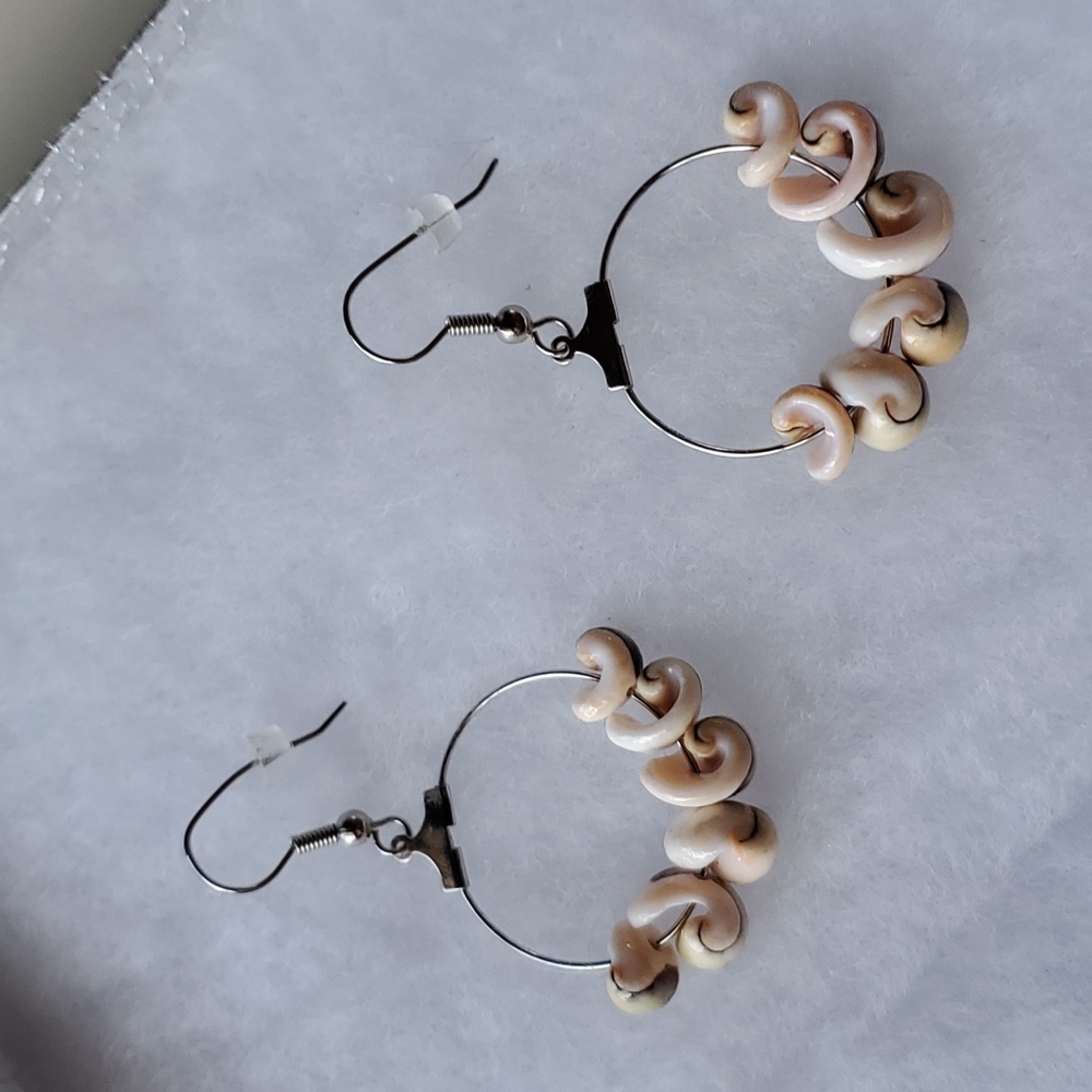 New Shell Earrings - Picture 1 of 2